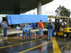 Loading the center wing cell on the forklift
