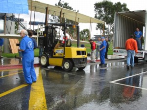 Loading the center wing cell on the forklift